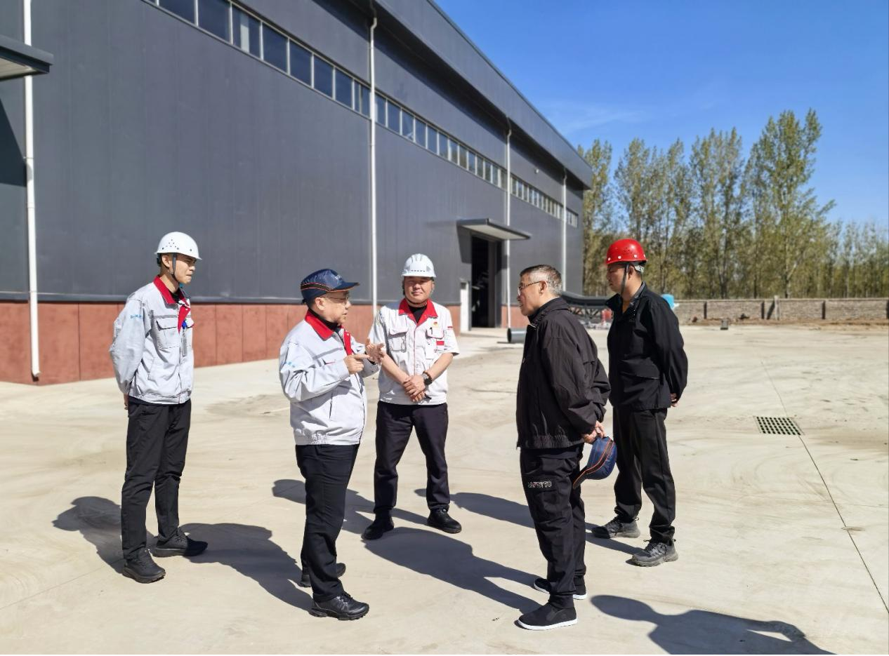 筑牢安全防線 情暖堅(jiān)守初心 ——華翔集團(tuán)黨委書記、董事長(zhǎng)王春翔深入工廠開展慰問巡查工作